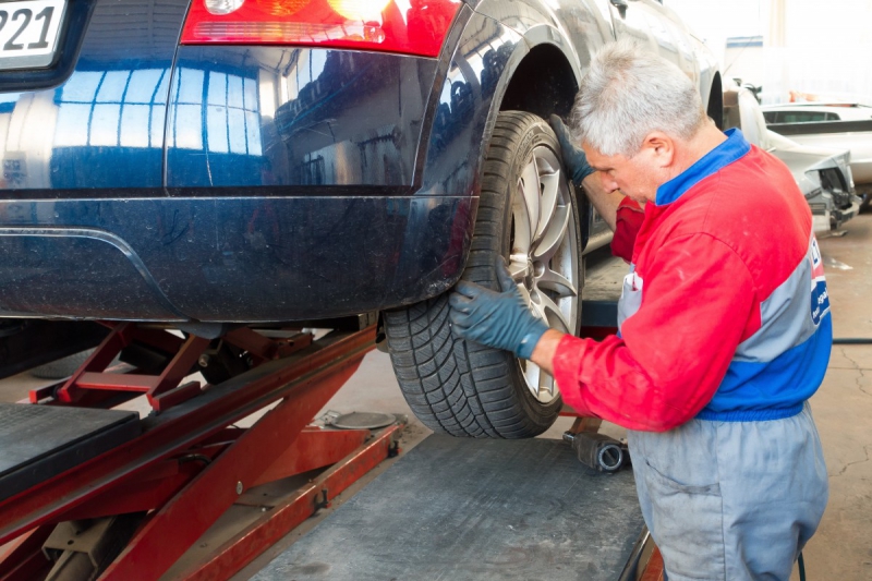 boutique-COLLOBRIERES-min_auto_repair_repair_lift_auto_mechanic_work_clothes_master_professional_man_of_the_fold-685629