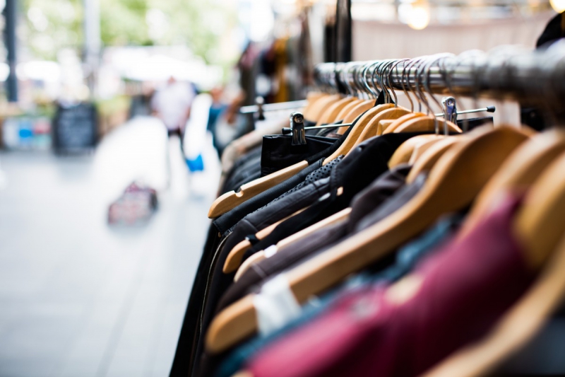 boutique-COLLOBRIERES-min_blur_close_up_focus_hanger_jacket_market_people_rack-1176303