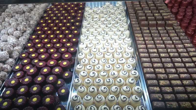 boutique-COLLOBRIERES-min_chocolates_milk_chocolate_white_chocolate_truffles_candy_food_treat_cacao-1213769