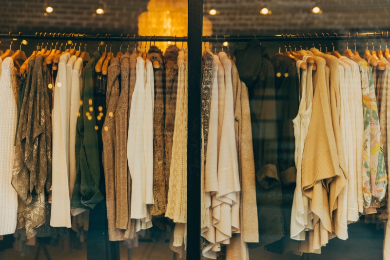 boutique-COLLOBRIERES-min_clothe_fashion_store_shop_window_store_front-21277