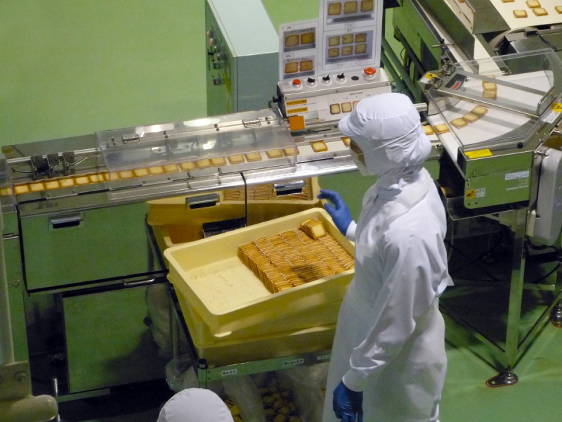 boutique-COLLOBRIERES-min_japan_sapporo_chocolate_factory_label_packaging_cookie_machine_operator-961505