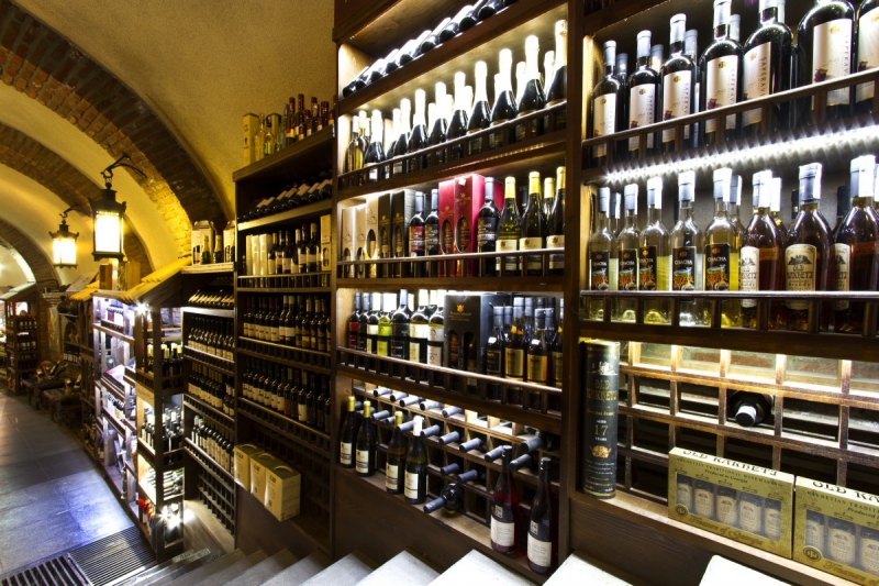 boutique-COLLOBRIERES-min_world_street_travel_shop_canon_georgia_wine_bottles-429767